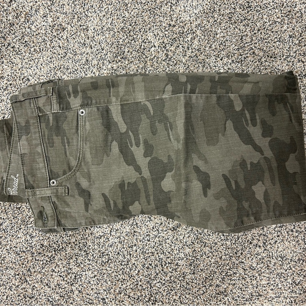 Women’s camo skinny jeans.
